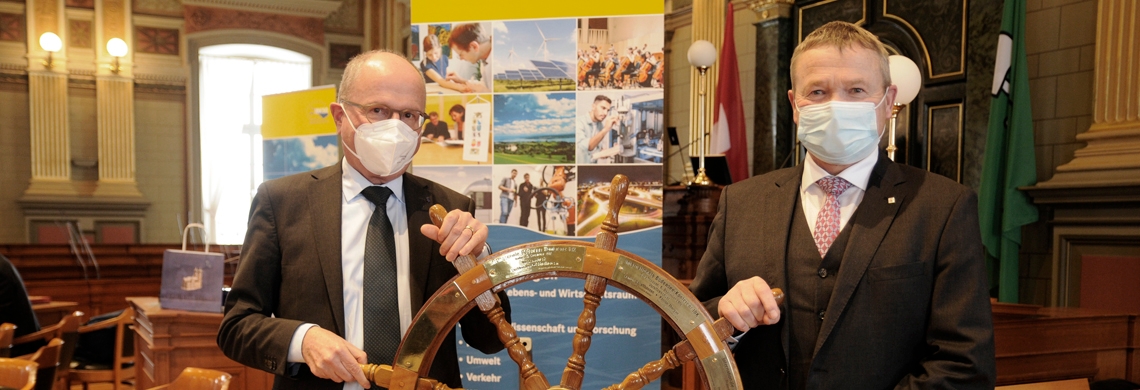 Regierungsrat Fredy F&auml;ssler (SG) &uuml;berreicht den Vorsitz der Internationalen Bodenseekonferenz symbolisch an Regierungsrat Alfred Stricker (AR) mit einem Steuerrad.